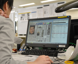 新聞共有システムの組版システムの画面にて 紙面制作を行っている整理部員
