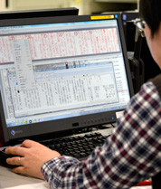 新聞共有システムの組版システムの画面にて 紙面制作を行っている整理部員