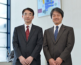 東奥日報社 システム局次長 兼 システム部長  千葉 誠昭 氏（左）  共同通信社 システム共有化推進本部 事務局次長  柴田 敏満 氏（右）