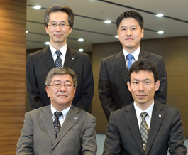 日本製紙株式会社 総務・人事本部 人事部 調査役 上村 宏 氏（左上） 管理本部 情報システム部 調査役 望月 秀敬 氏（右上） 総務・人事本部 人事部 調査役 御供 吉剛 氏（左下） 総務・人事本部 人事部 主席調査役 宇梶 和男 氏（右下）