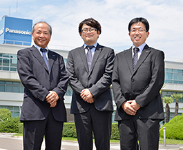 パナソニック株式会社 モノづくり本部 モノづくり強化センター 調達力強化グループ IT革新チーム 参事 川見 忠宏 氏（左） IT革新チーム 主事 山本 秀行 氏（中央） 企画チーム／IT革新チーム チームリーダー 森下 達一 氏（右）