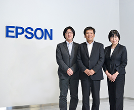 セイコーエプソン株式会社 IT推進本部 情報化推進部 主事 瀧澤 聡 氏（左） 人事本部 人事部 課長 赤沼 典昌 氏（中央） 人事本部 人事部 主事 杉田 啓子 氏（右）