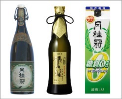 写真左から、1928年発売の「ブラウン（褐色）一升瓶」、現在発売中の「鳳麟」「糖質ゼロ」