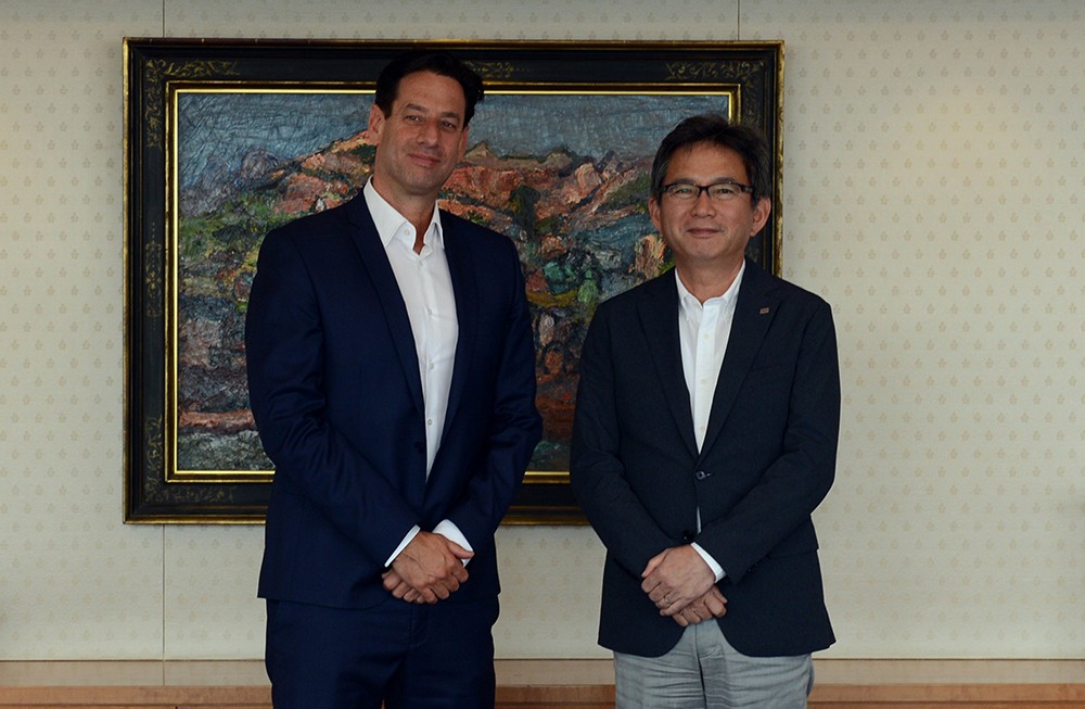 左から、Claroty Ltd. CEO ヤニヴ・バルディ, 東芝デジタルソリューションズ株式会社 取締役社長 岡田 俊輔