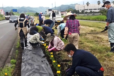 地域主催の花植えに参加 （社外コミュニケーション）　Participation in the flower planting event sponsored by the local community (Offsite communication)