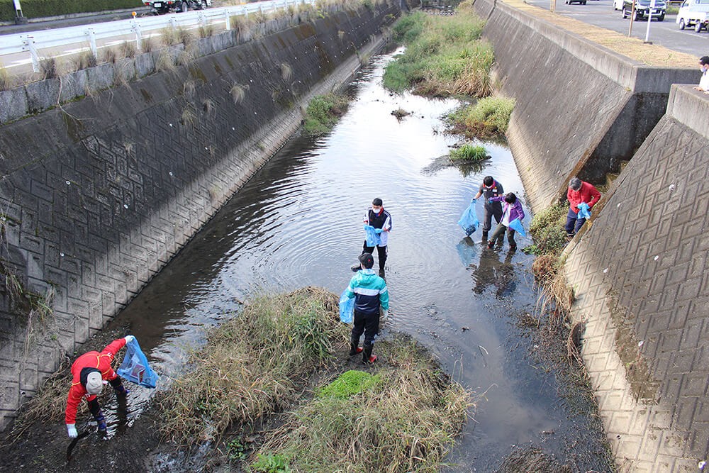 従業員による北鼻川の河川清掃　River cleanup of the Kitahana River by employees