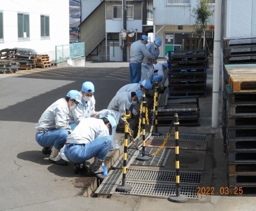 工場とその周辺の清掃活動　Clean-up  activity of the factory and its surroundings