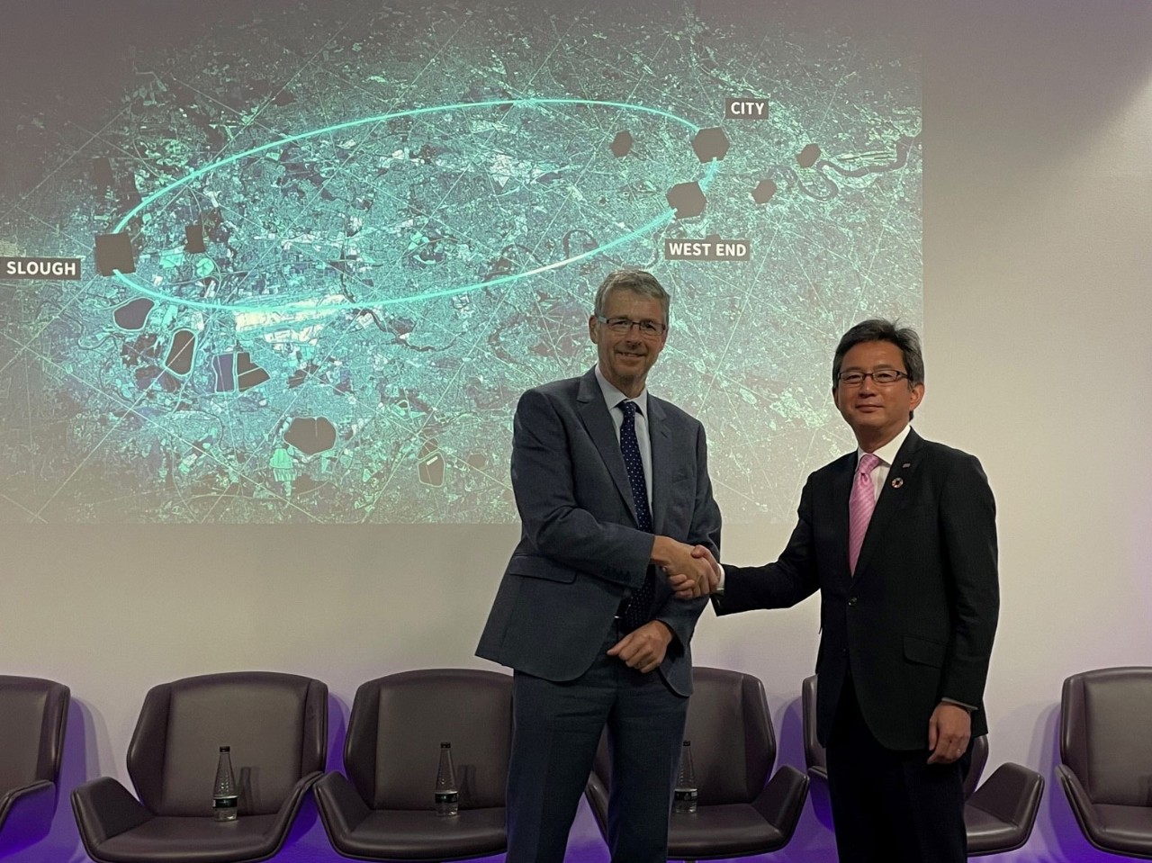 BT CTO Howard Watson（左）、東芝　執行役上席常務、最高デジタル責任者  東芝デジタルソリューションズ　取締役社長  岡田俊輔（右）