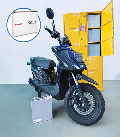 本実証実験で使用する東芝製リチウムイオン電池SCiB™セルを用いたバッテリーパックと電動バイク、充電機能付きロッカー
