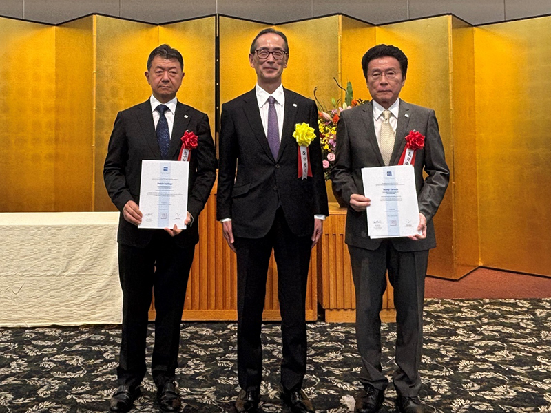 「令和7年度産業標準化事業表彰」を受賞した西田 直人（中央）、「IEC1906賞」を受賞した内古閑 修一（左）、亀田 常治（右）