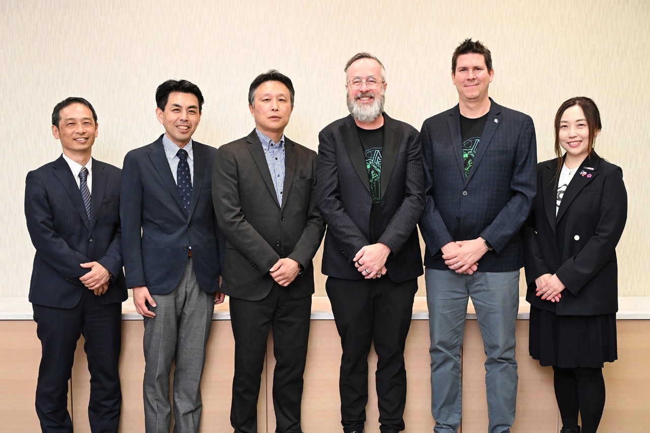 東芝デジタルソリューションズ 取締役常務 月野 浩（左から3番目）、Strangeworks CEO William Hurley（右から３番目）