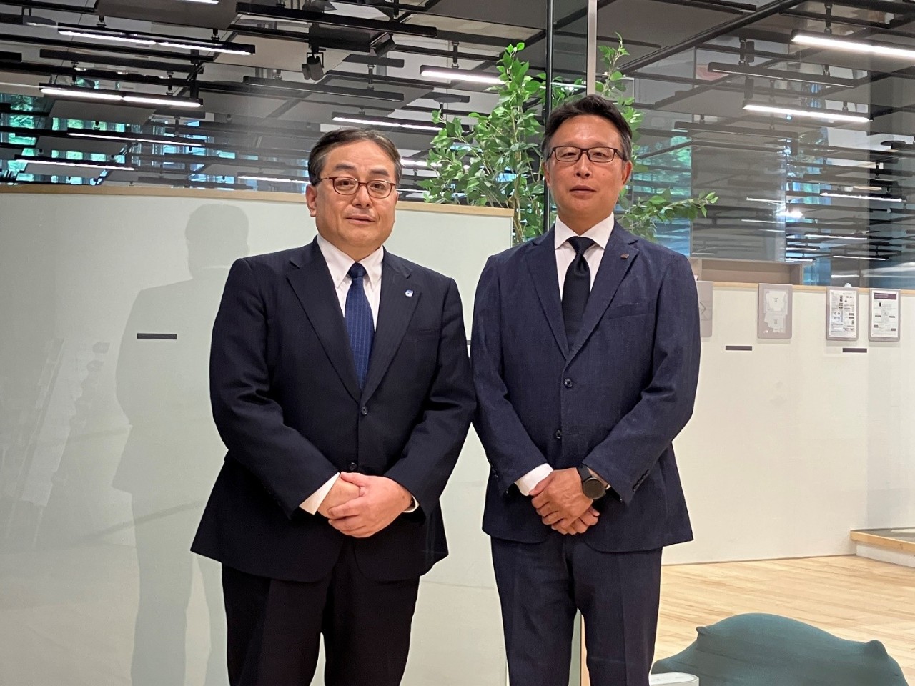   （左から）アヘッド・バイオコンピューティング　取締役CTO　秋山 泰、東芝デジタルソリューションズ 取締役常務 月野 浩