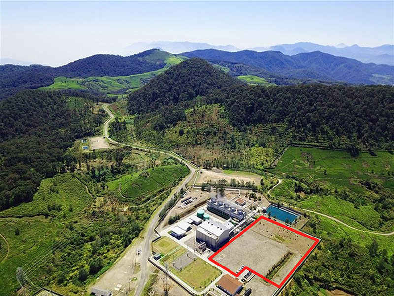 パトハ地熱発電所1号機と2号機建設予定地（赤枠部分）の写真