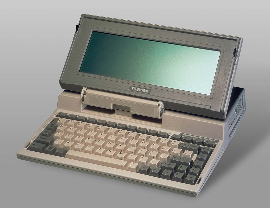 世界初のラップトップ形パソコン