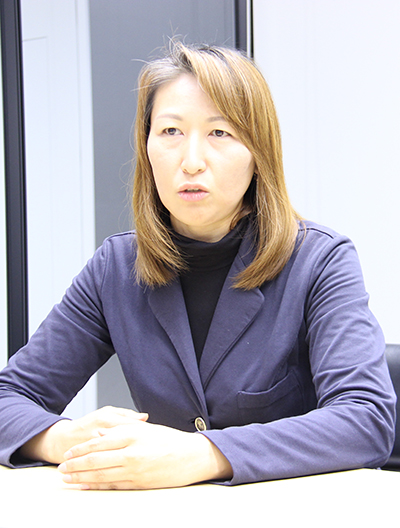 横里由紀子氏