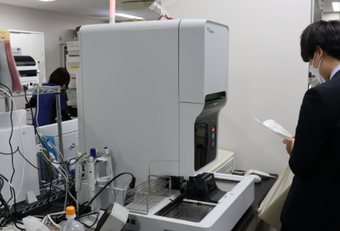 薬機法の制約によりセキュリティ対策ソフトがインストールできない機器があり、病院全体のセキュリティ対策に頭を抱えていた。