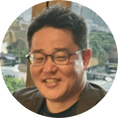 山村 寛 氏