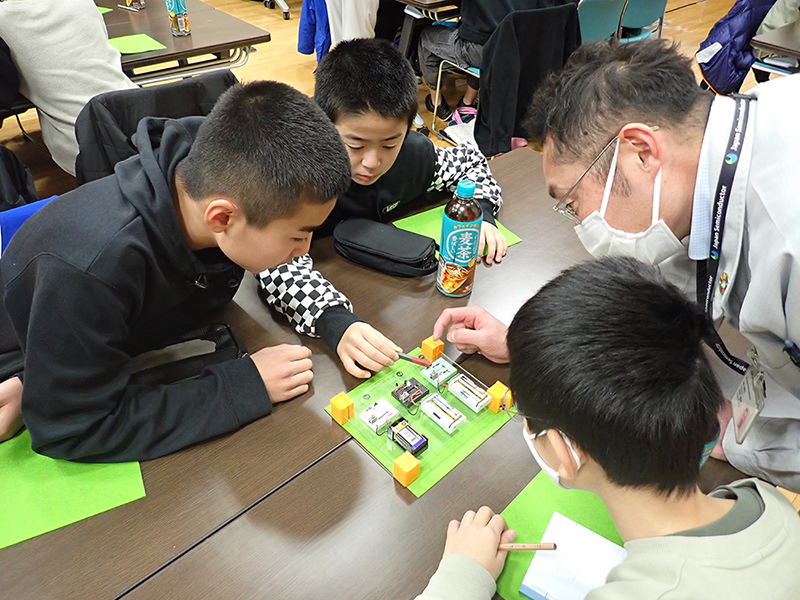 ［イメージ］電気をあやつるふしぎな素材！？