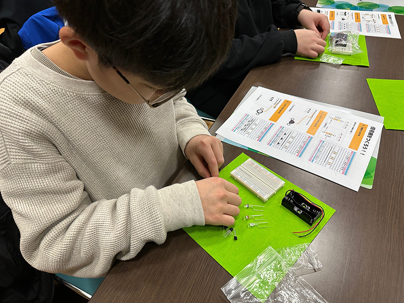 ［イメージ］電気をあやつるふしぎな素材！？