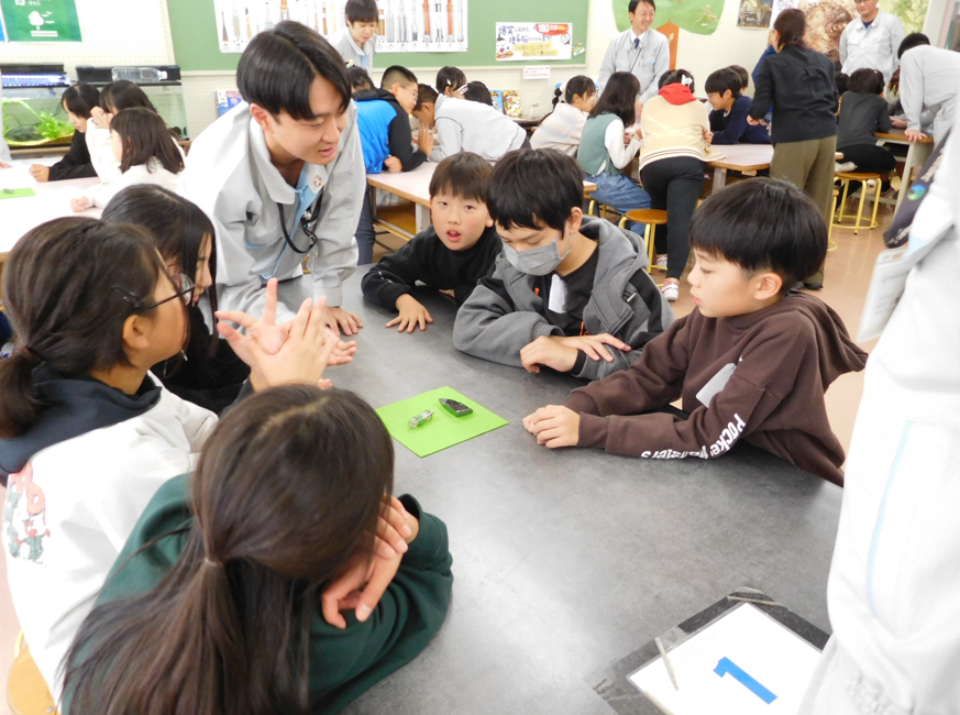 真空管と原料鉱石の観察（岩手事業所）