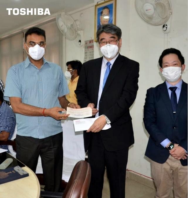 Mr. Masami Suzuki, Director &amp; Chief Technology Executive, Toshiba JSW handing over the cheque to Mr. Chandra Bhushan Singh, DM, Aligarh