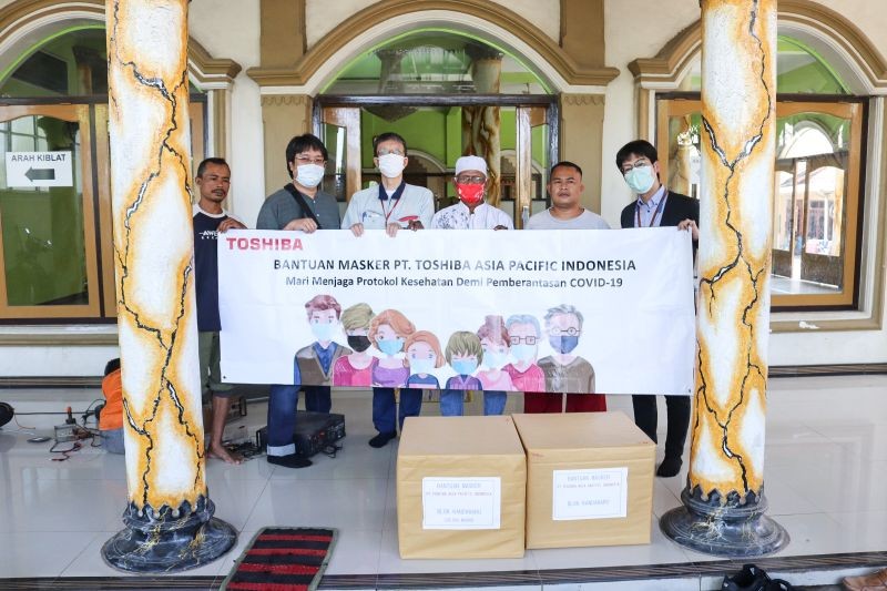 PT. Toshiba Asia Pacific Indonesia donated 25,000 masks to residents in three locations in Cirebon.