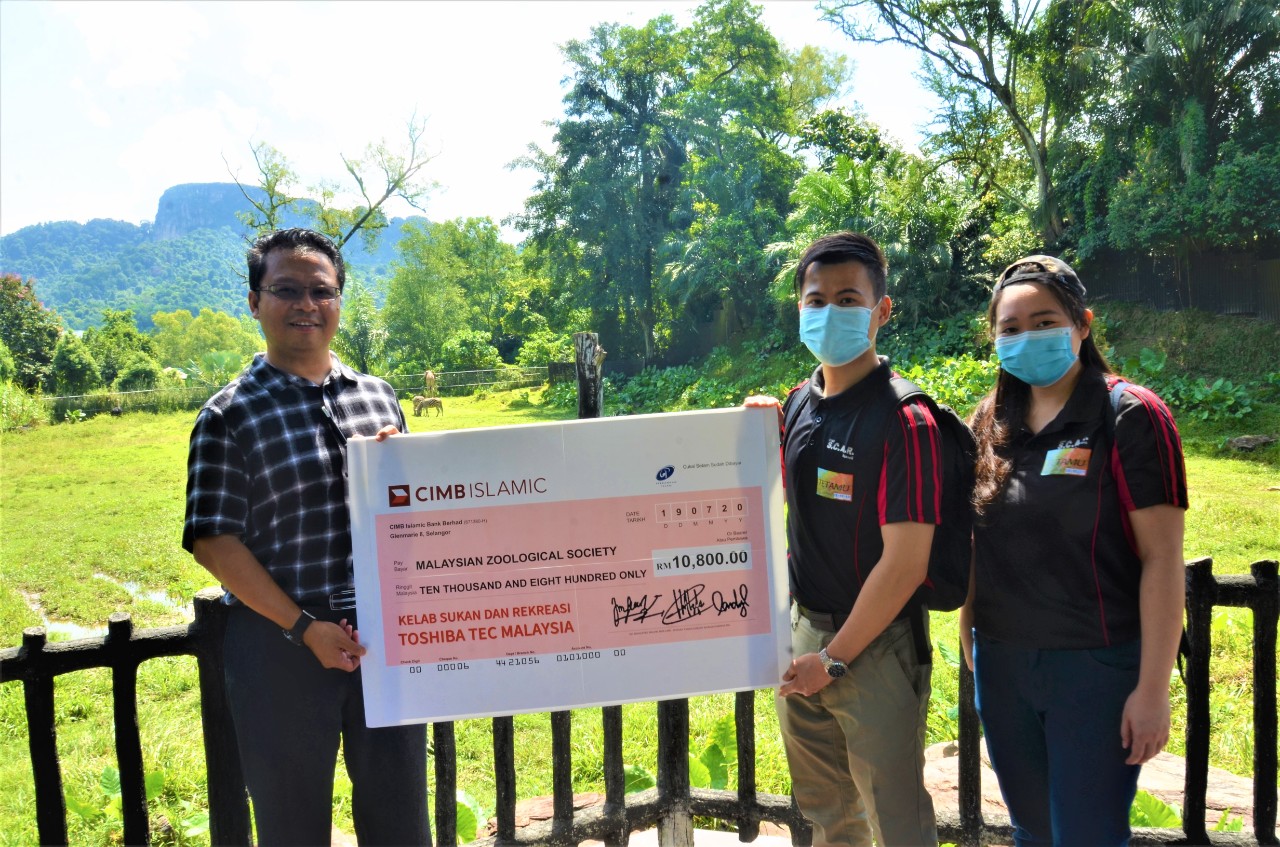 A check was presented to the representative of Zoo Negara, Mr. Akramin.