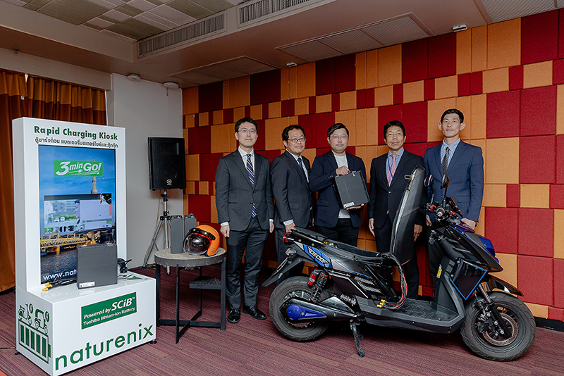 (2nd from the right) Mr. Toru Kajiwara, Minister, Embassy of Japan, (centre) Mr. Yasuki Kanazawa, CEO & Director naturenix inc., (2nd from the left) Mr. Haruchika Ishii, Business Development Fellow, Strategy Group, Business Planning Dept., Battery Division, Toshiba Corporation