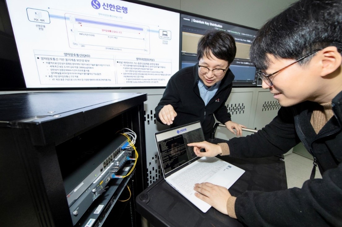KT engineers monitoring quantum key delivery speed (key rate) and quantum bit errors using Toshiba Digital Solutions' quantum key management system (Photo provided by KT)