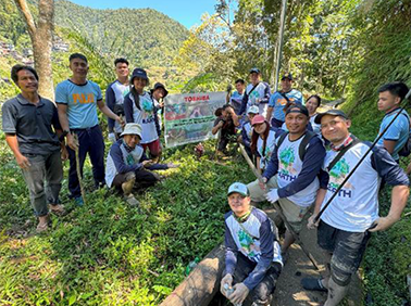Group photo before planting saplings