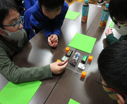 Students conducting an experiment with a semiconductor kit