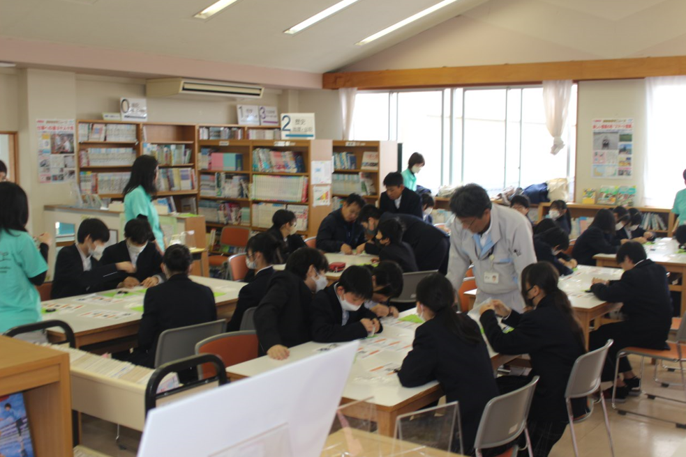 Classroom scene with junior high school students (Oita Operations)