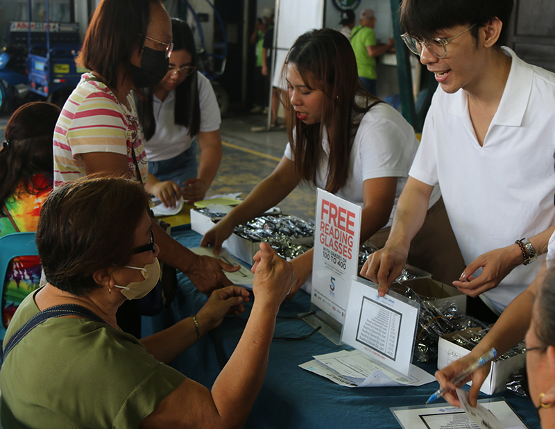 the distribution of free reading glasses
