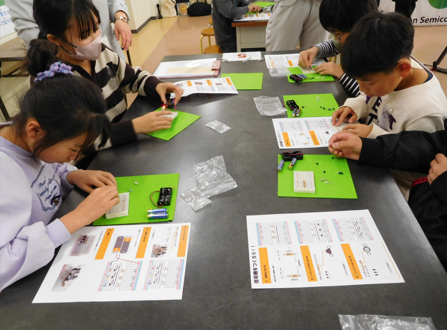 Building a traffic light circuit using semiconductors (Iwate Office)